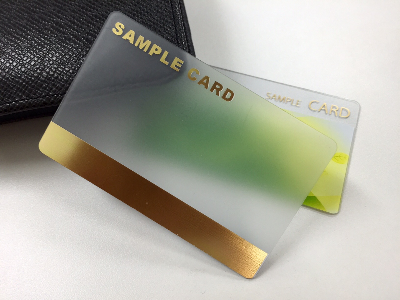 すりガラス風の半透明カード おしゃれな業界のメンバーズカードにおすすめ 日本カード印刷