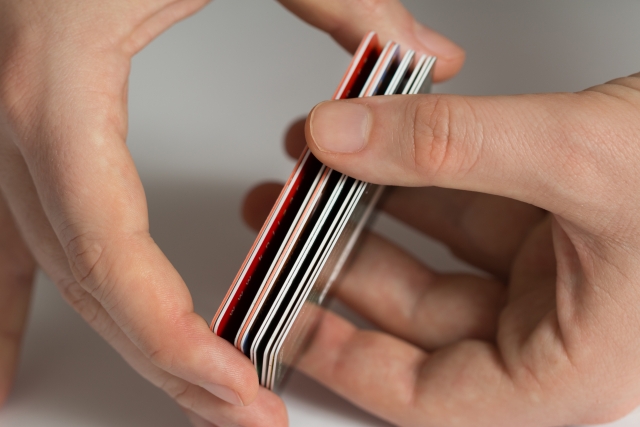 ICカードを2枚重ねて持つのはNG？ | 日本カード印刷